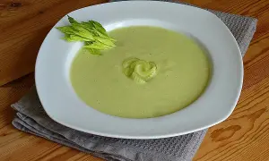 Cremige Stangenselleriesuppe: Gesund, einfach & vegan | Rezept