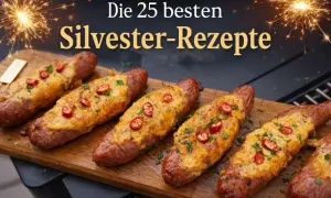 Gegrillte Würstchen mit Käse und Chili auf Holzbrett, Silvester-Deko.