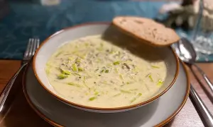 Käse-Lauch-Suppe mit Hackfleisch: Schnell, einfach, perfekt!