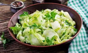 Roher Zucchini-Salat: Schnell, einfach, garantiert lecker!