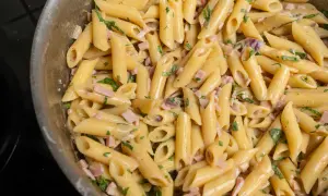 Nudeln mit Pesto: In 15 Min. perfekt cremig garantiert!