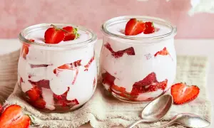 Erdbeer-Quark-Joghurt-Dessert: Schnell, leicht & sommerlich