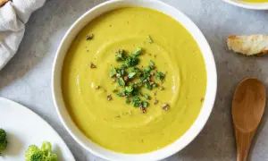 Cremige Brokkoli Suppe: In 30 Min. perfekt & leuchtend grün
