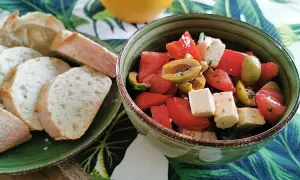 Mediterraner Salat: Feta, Tomaten & mehr Ihr einfaches Rezept