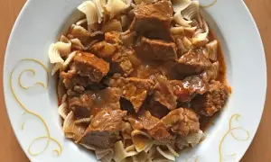 Gulasch mit Nudeln: So wird Ihr Fleisch garantiert butterzart