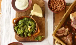 Tapas-Gerichte: Gebratene grüne Paprika, Käse, Mandeln und ein Braten.