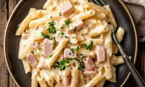 Cremige Nudeln mit Schinken: So gelingt der Klassiker perfekt!