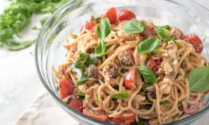 Spaghetti mit Salat: Partyhit oder Beilage? Rezepte & Tipps
