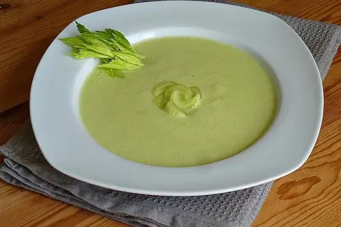 Cremige Stangenselleriesuppe: Gesund, einfach & vegan | Rezept