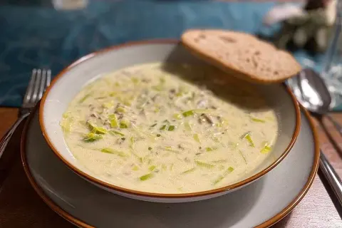 Käse-Lauch-Suppe mit Hackfleisch: Schnell, einfach, perfekt!