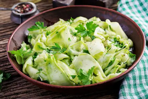 Roher Zucchini-Salat: Schnell, einfach, garantiert lecker!