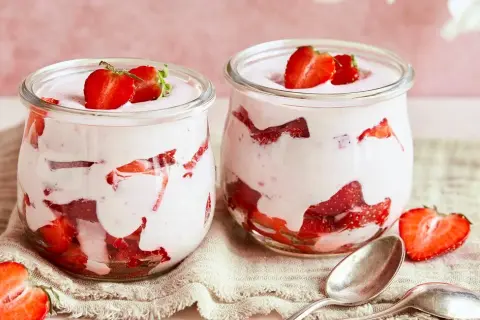 Erdbeer-Quark-Joghurt-Dessert: Schnell, leicht & sommerlich