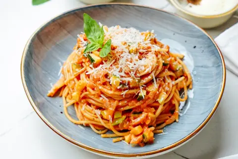 Zucchini mit Nudeln: So gelingt die perfekte Pasta in 20 Min.