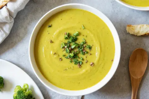 Cremige Brokkoli Suppe: In 30 Min. perfekt & leuchtend grün