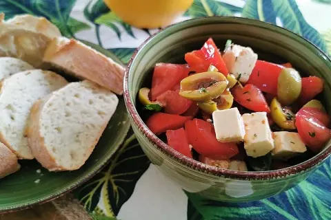 Mediterraner Salat: Feta, Tomaten & mehr Ihr einfaches Rezept