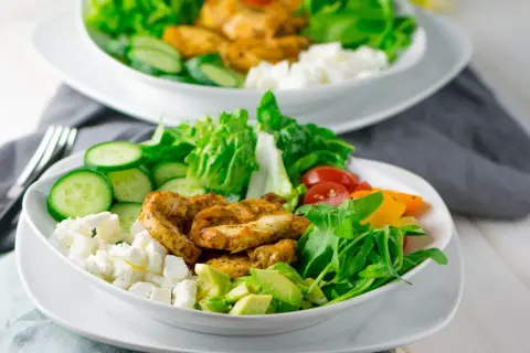 Perfekter Hähnchensalat: Saftiges Hähnchen & geniale Dressings
