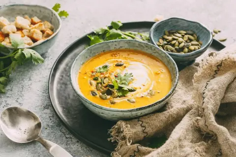 Kürbis-Curry-Suppe: Cremig, einfach, in 30 Minuten fertig!