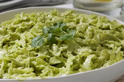Green Goddess Salat: So wird der TikTok-Trend perfekt!