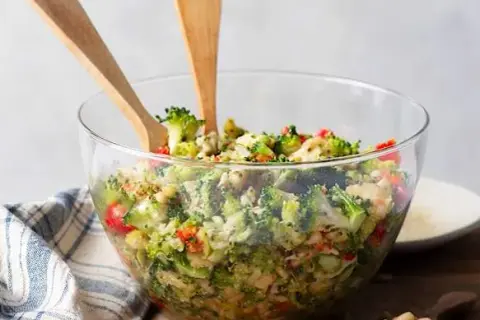 Brokkolisalat Thermomix: So gelingt er knackig & fix!