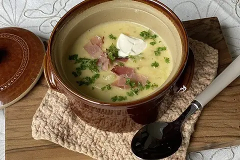 Porreesuppe Rezept: Einfach, cremig & mit Kartoffeln oder Hack!
