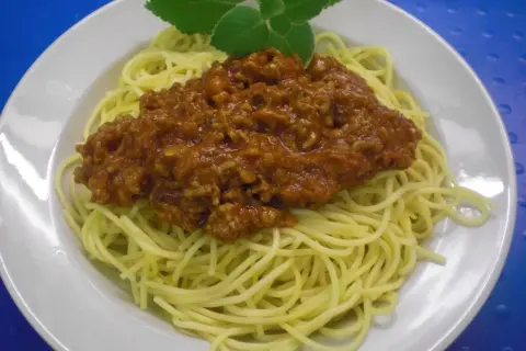 Nudeln mit Hackfleischsoße: Das beste Familienrezept (einfach!)