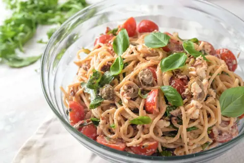 Spaghetti mit Salat: Partyhit oder Beilage? Rezepte & Tipps