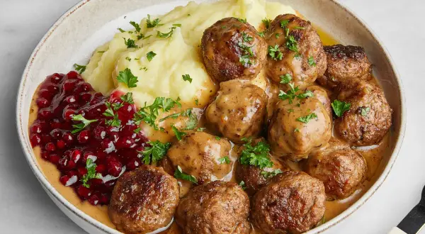 Schwedische Hauptgerichte: Köttbullar, Lachs & Aufläufe selbst kochen