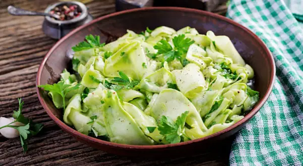 Roher Zucchini-Salat: Schnell, einfach, garantiert lecker!