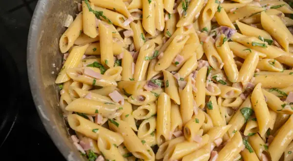 Nudeln mit Pesto: In 15 Min. perfekt cremig garantiert!