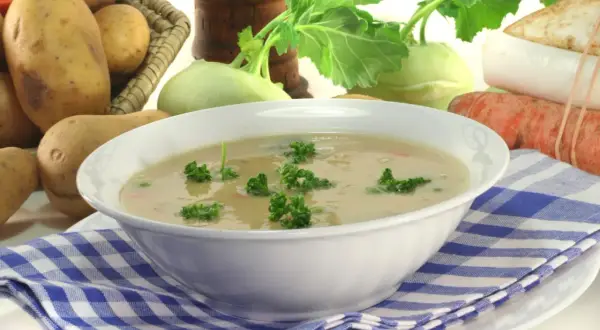 Kartoffel-Kohlrabi-Suppe: Ihr perfekter Seelenwärmer leicht gemacht
