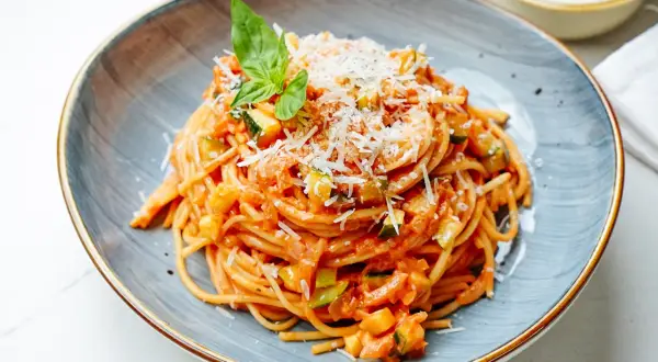 Zucchini mit Nudeln: So gelingt die perfekte Pasta in 20 Min.