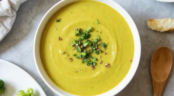Cremige Brokkoli Suppe: In 30 Min. perfekt & leuchtend grün
