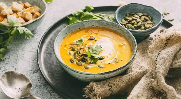 Kürbis-Curry-Suppe: Cremig, einfach, in 30 Minuten fertig!