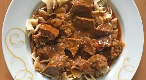 Gulasch mit Nudeln: So wird Ihr Fleisch garantiert butterzart