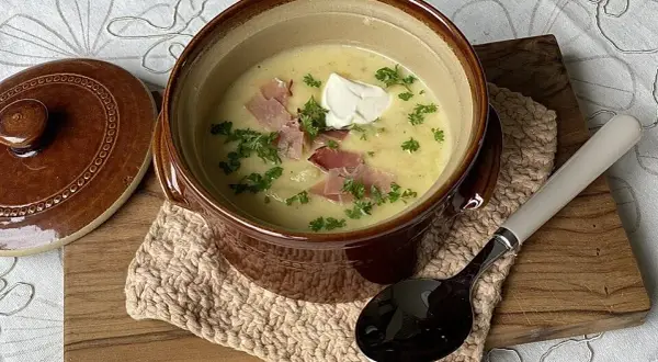 Porreesuppe Rezept: Einfach, cremig & mit Kartoffeln oder Hack!