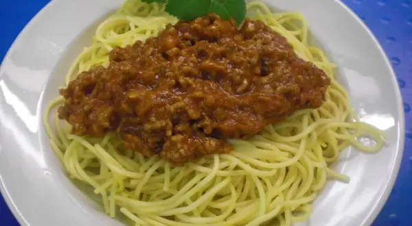 Nudeln mit Hackfleischsoße: Das beste Familienrezept (einfach!)