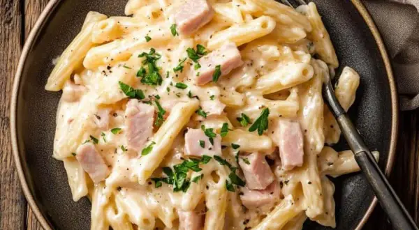 Cremige Nudeln mit Schinken: So gelingt der Klassiker perfekt!
