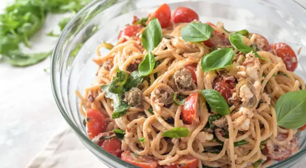 Spaghetti mit Salat: Partyhit oder Beilage? Rezepte & Tipps