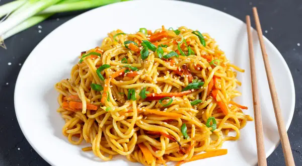 Chinesische gebratene Nudeln: Einfach & lecker wie vom Asiaten