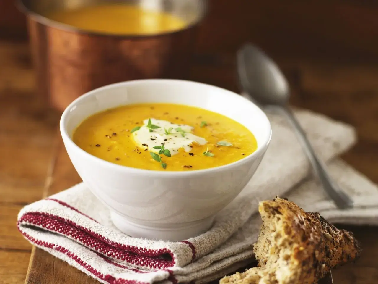 Butternusskürbis-Suppe: So gelingt die perfekte cremige Herbstsuppe