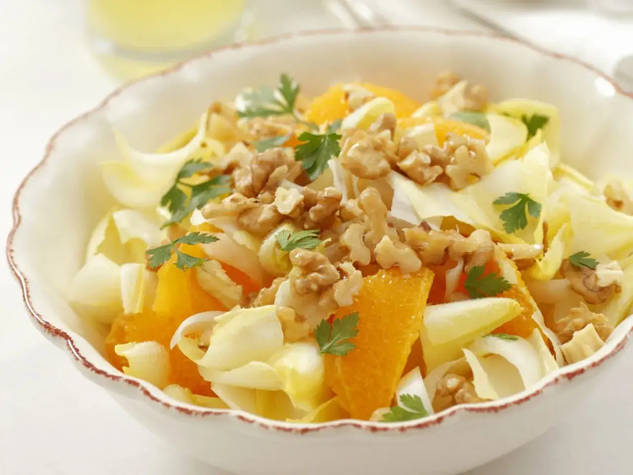 Chicor&eacute;e Salat mit Apfel Orange und Waln&uuml;ssen