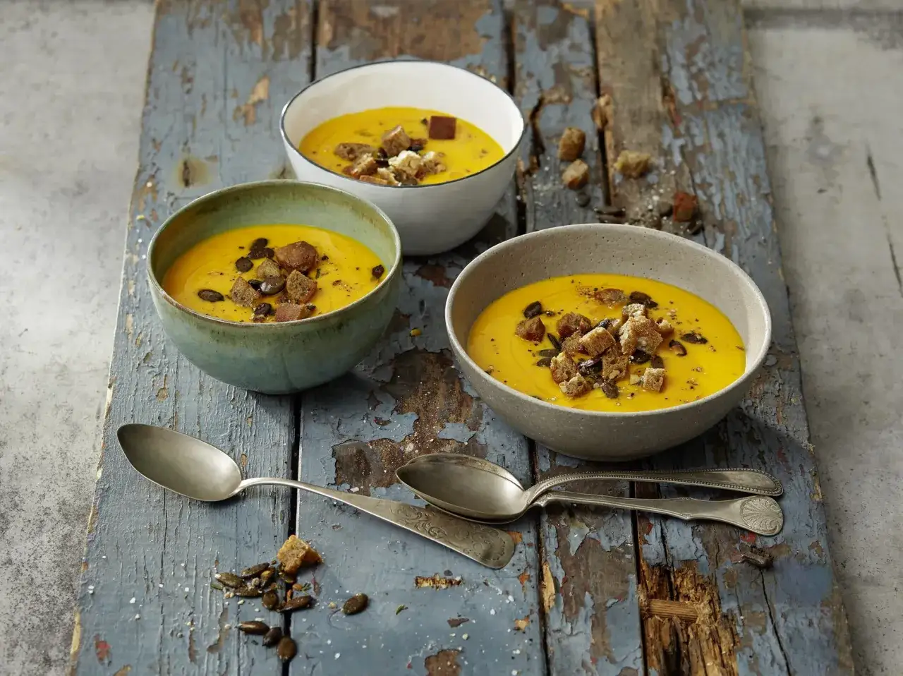 verschiedene Toppings f&uuml;r K&uuml;rbissuppe wie K&uuml;rbiskerne K&uuml;rbiskern&ouml;l Croutons Petersilie