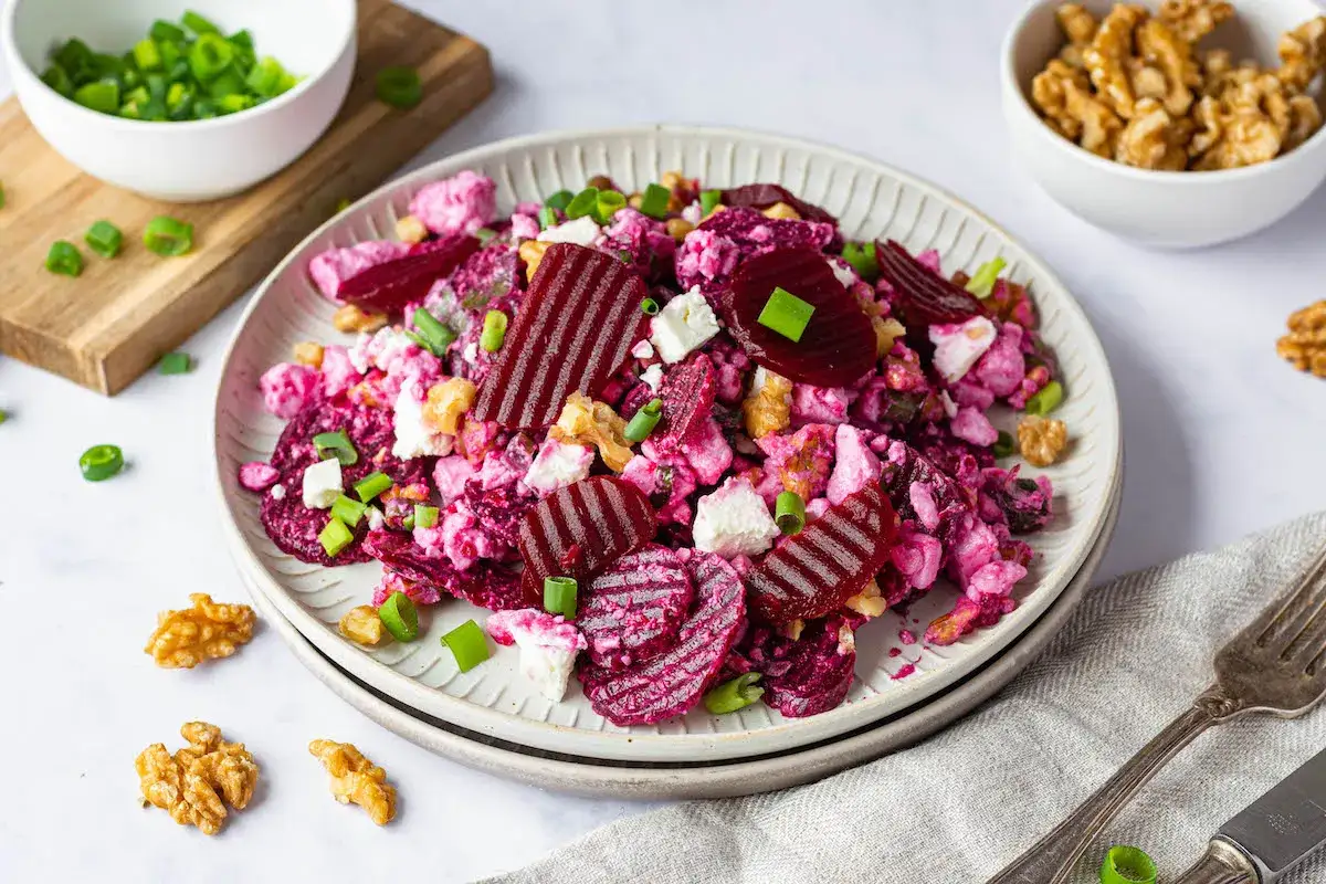 Klassischer Rote Bete Salat mit Feta und Walnüssen appetitlich angerichtet