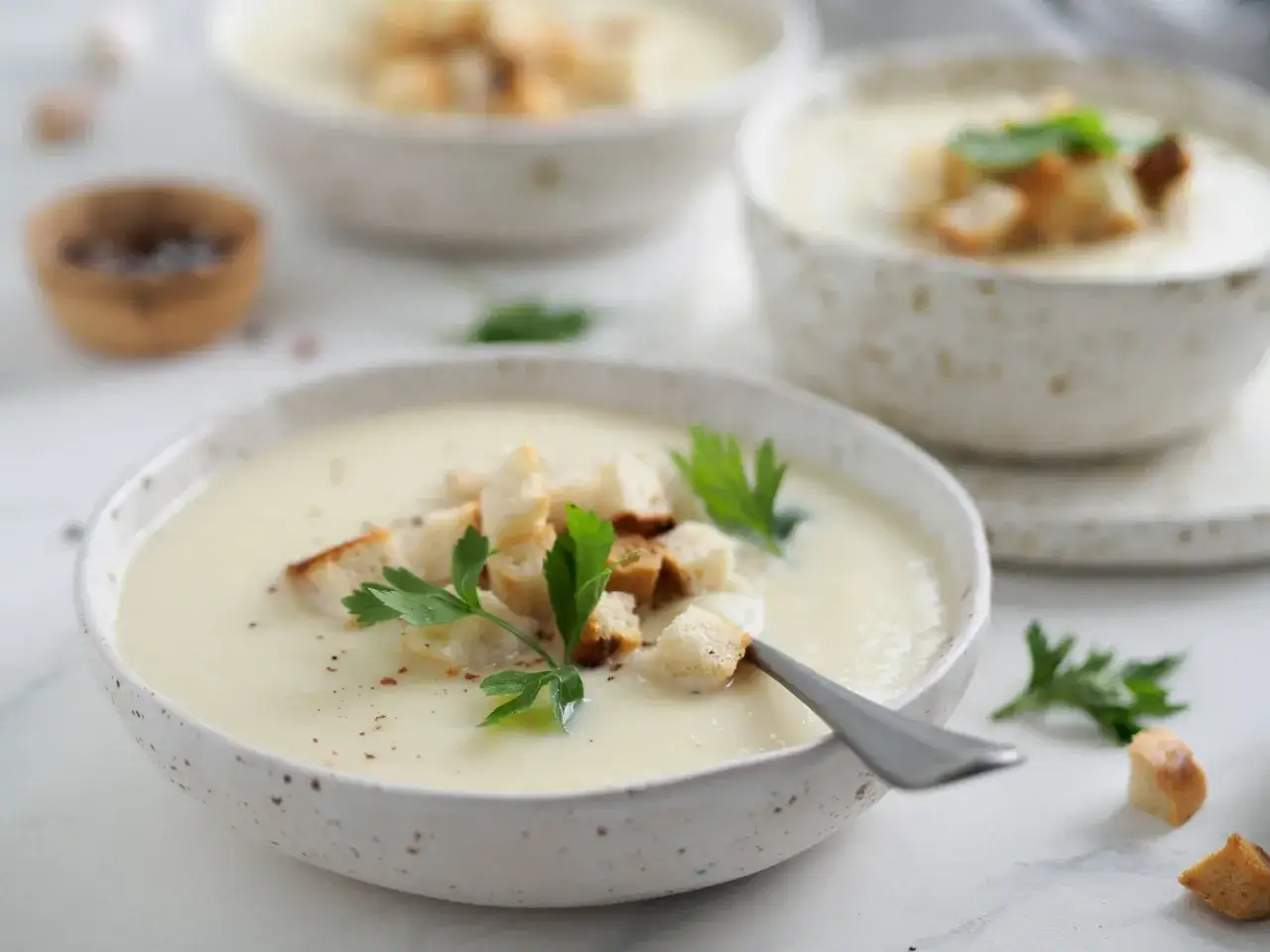 Cremige Kartoffel Kohlrabi Suppe in einer Sch&uuml;ssel mit frischer Petersilie