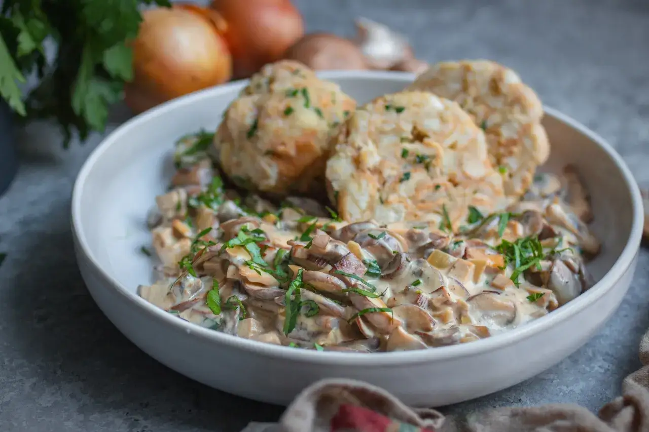 vegetarische Semmelkn&ouml;del mit Pilzrahmso&szlig;e und frischer Petersilie