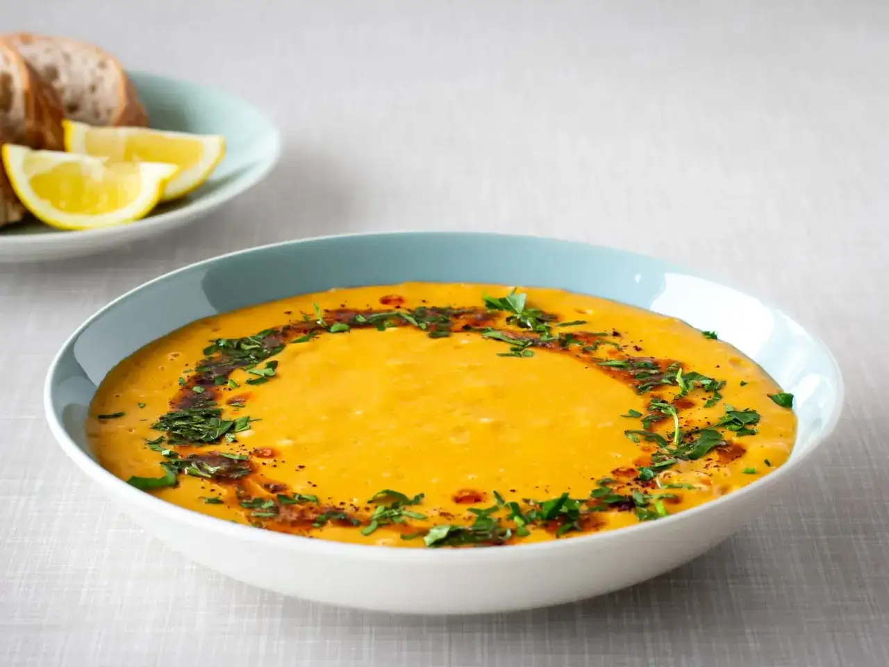 vegane rote Linsensuppe nach t&uuml;rkischer Art mit Zitrone und Fladenbrot