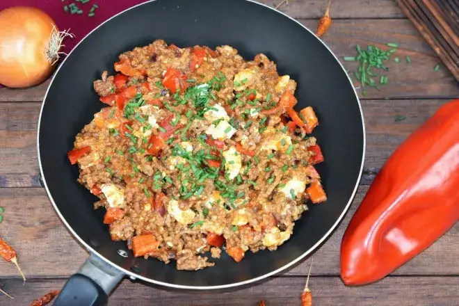 schnelle Hackfleischpfanne mit Gemüse und Feta