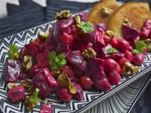 Zutaten f&uuml;r Rote Bete Salat Feta Waln&uuml;sse Apfel auf einem Holzbrett