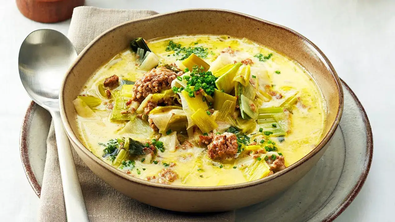 Cremige Hackfleisch Lauch Suppe im Teller mit Brot serviert