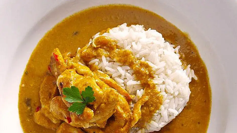 Teller mit Hähnchen-Curry und Reis
